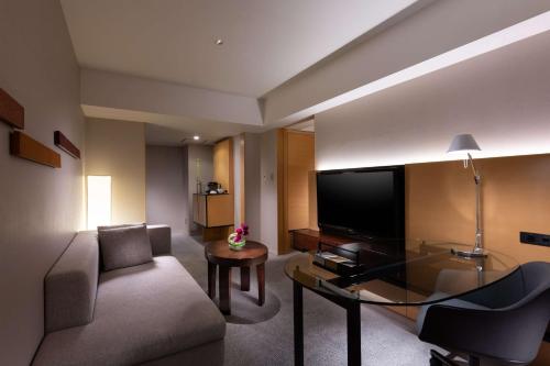 Suite Executive City con cama extragrande del hotel Hilton Tokyo. Foto 3