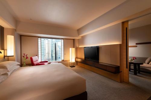 Suite Executive City con cama extragrande del hotel Hilton Tokyo. Foto 4