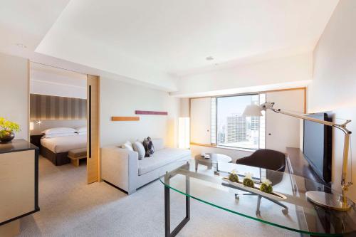 Suite Executive City con cama extragrande del hotel Hilton Tokyo. Foto 5
