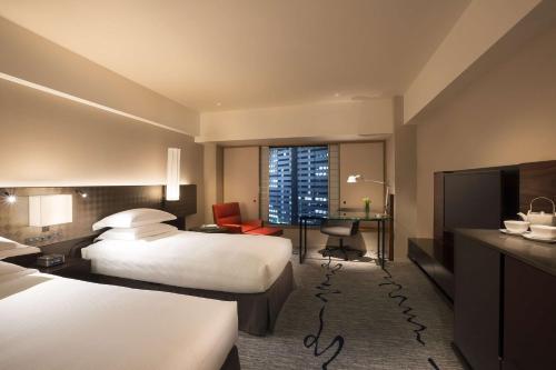 Habitación Doble Deluxe - 2 camas del hotel Hilton Tokyo. Foto 1