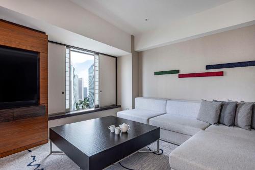 Suite Junior Executive con 2 camas individuales del hotel Hilton Tokyo. Foto 3