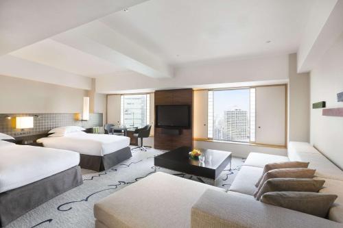 Suite Junior Executive con 2 camas individuales del hotel Hilton Tokyo. Foto 4