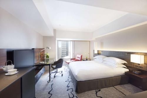 Habitación Deluxe con cama extragrande del hotel Hilton Tokyo