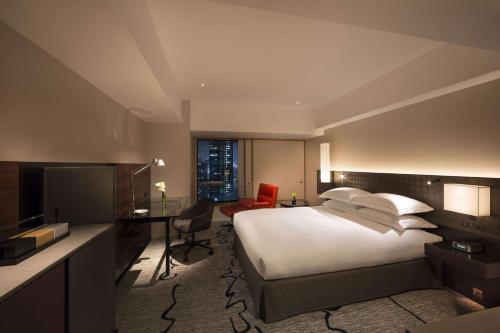Habitación Deluxe con cama extragrande del hotel Hilton Tokyo. Foto 2