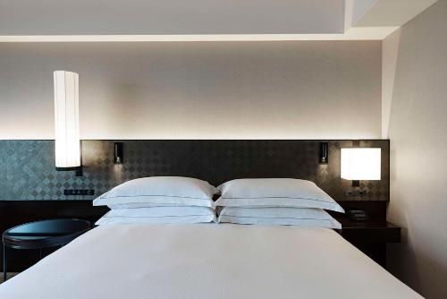 Habitación Deluxe con cama extragrande del hotel Hilton Tokyo. Foto 3