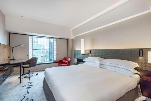 Habitación Premium con cama extragrande del hotel Hilton Tokyo. Foto 1