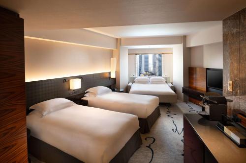 Habitación Doble Premium con sofá cama - 2 camas del hotel Hilton Tokyo. Foto 1