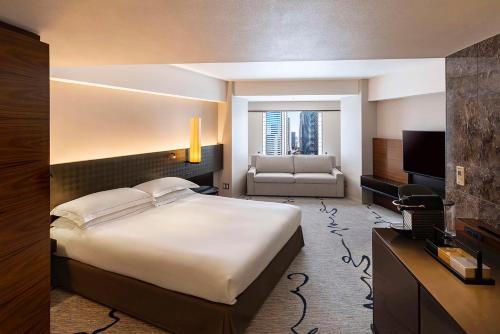 Habitación Executive con sofá cama - 1 cama extragrande del hotel Hilton Tokyo. Foto 2