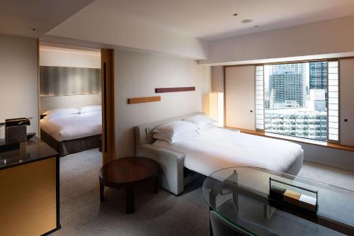 Suite Executive con 1 cama grande y 1 sofá cama del hotel Hilton Tokyo. Foto 1