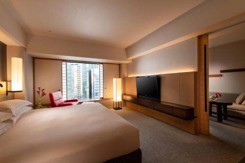 Suite Executive con 1 cama grande y 1 sofá cama del hotel Hilton Tokyo. Foto 2