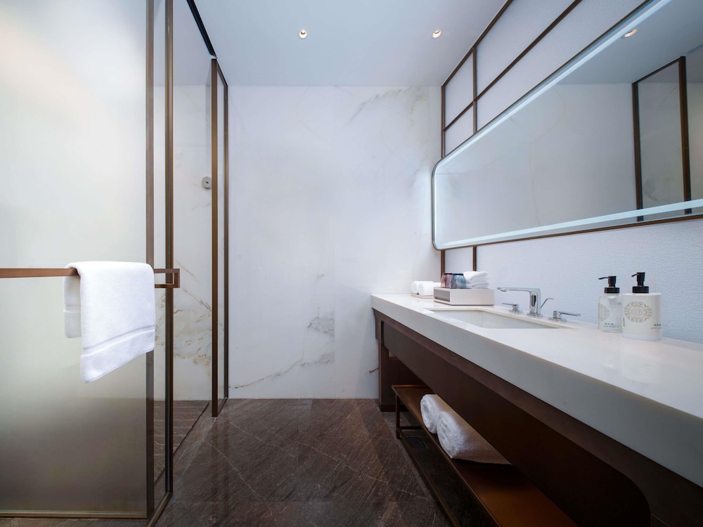 Habitación superior, 2 camas dobles del hotel Grand Mercure Hangzhou Qingshan Lake. Foto 3