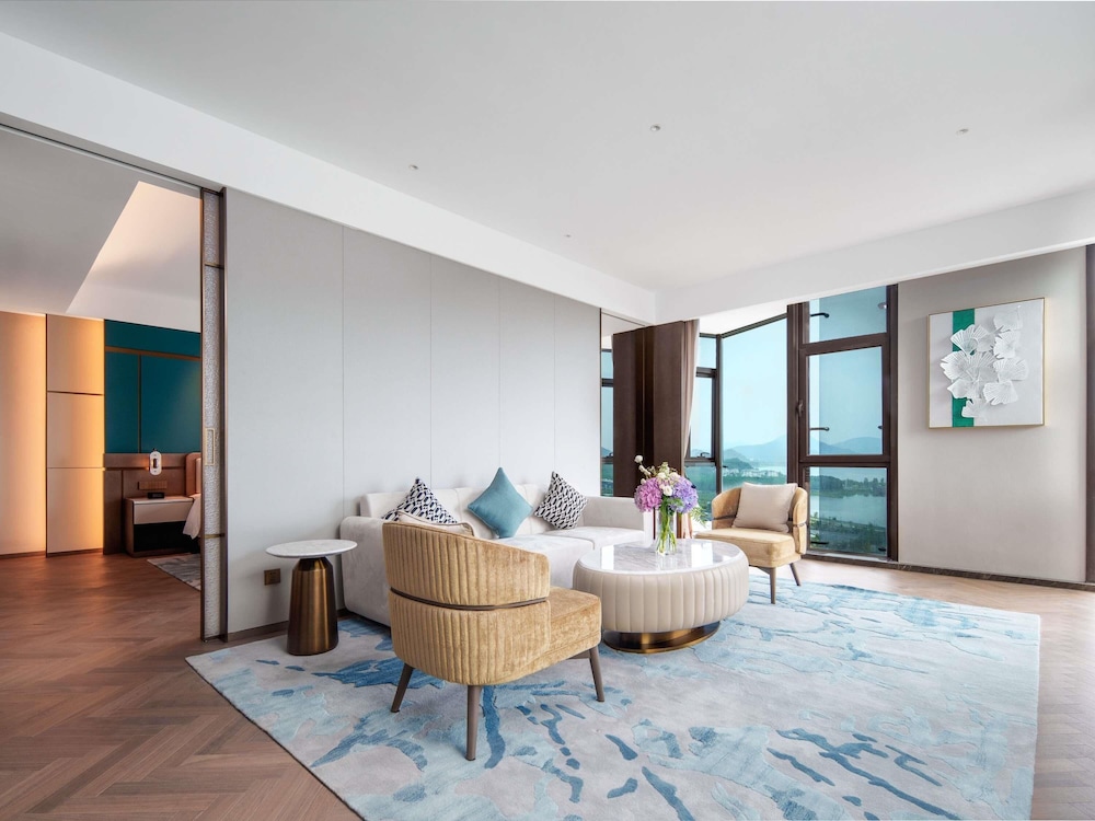 Suite Superior, acceso al salón, 1 cama king size, vistas al lago del hotel Grand Mercure Hangzhou Qingshan Lake. Foto 4