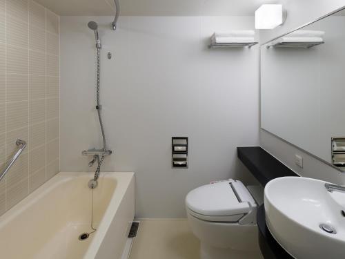 Habitación Superior con cama extragrande del hotel Mitsui Garden Shiodome Italia-gai. Foto 2