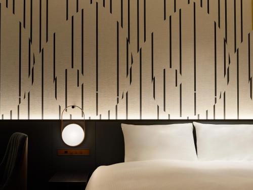 Habitación Superior con cama extragrande del hotel Mitsui Garden Shiodome Italia-gai. Foto 1