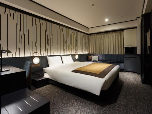 Habitación Superior con cama extragrande del hotel Mitsui Garden Shiodome Italia-gai. Foto 2