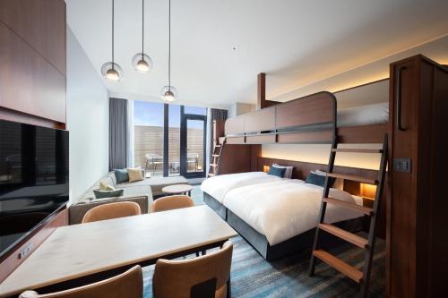 Residential Family Room with Sushi Dining Credit del hotel Namba Oriental. Foto 2