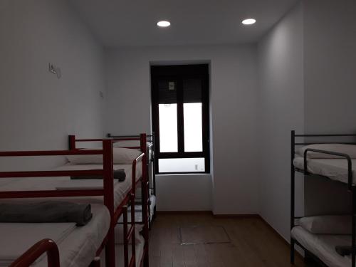 Cama en habitación compartida mixta de 8 camas del hotel Hub Seville. Foto 3