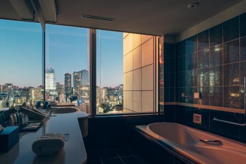 Habitación Esquinera con cama extragrande y vistas la Torre de Tokio - Planta alta - No fumadores del hotel The Prince Park Tower Tokyo. Foto 3