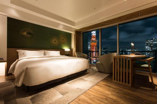 Habitación con cama extragrande y vistas a la Torre de Tokio - Planta alta - No fumadores del hotel The Prince Park Tower Tokyo. Foto 1