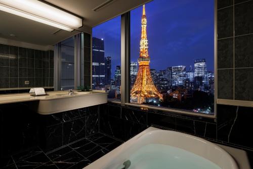 (Habitación n.° 17) Habitación en esquina con cama extragrande, bañera y vistas la Torre de Tokio - Plantas 3 - 18 - No fumadores del hotel The Prince Park Tower Tokyo. Foto 3