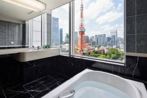 (Habitación n.° 17) Habitación panorámica en esquina con cama extragrande, bañera y vistas la Torre de Tokio - Plantas 19 - 28 - No fumadores del hotel The Prince Park Tower Tokyo. Foto 4