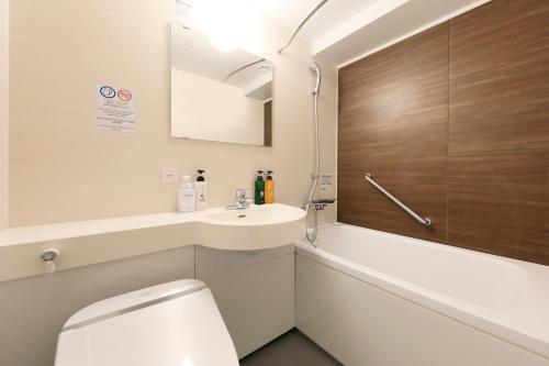 Habitación Triple Deluxe de 21 m² - No fumadores del hotel The Knot Tokyo Shinjuku. Foto 4