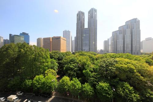 Habitación Superior de 17 m² con vistas al parque - 1 cama grande - No fumadores del hotel The Knot Tokyo Shinjuku. Foto 4