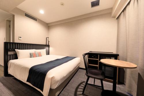 Habitación Superior de 17 m² con vistas al parque - 1 cama grande - No fumadores del hotel The Knot Tokyo Shinjuku. Foto 5