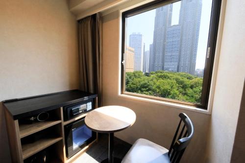 Habitación Superior de 17 m² con vistas al parque - 1 cama grande - No fumadores del hotel The Knot Tokyo Shinjuku. Foto 6