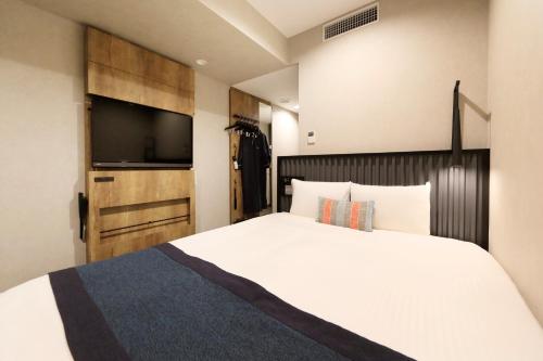 Habitación Superior de 17 m² con vistas al parque - 1 cama grande - No fumadores del hotel The Knot Tokyo Shinjuku. Foto 7