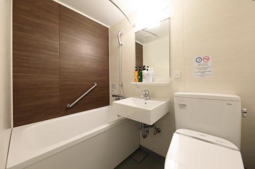 Habitación Triple Deluxe de 20 m² con vistas al parque - No fumadores del hotel The Knot Tokyo Shinjuku. Foto 4