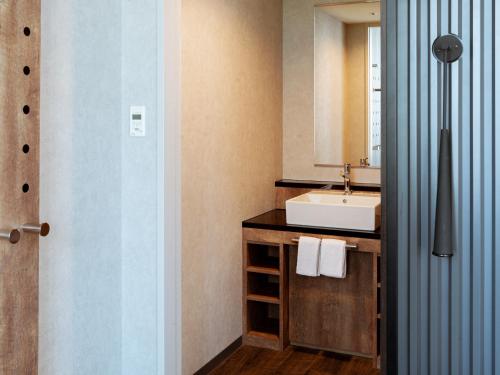 Habitación Deluxe Grande Hollywood de 26 m² - Última planta - No fumadores del hotel The Knot Tokyo Shinjuku. Foto 1
