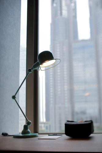Habitación Deluxe Grande Hollywood de 26 m² - Última planta - No fumadores del hotel The Knot Tokyo Shinjuku. Foto 2