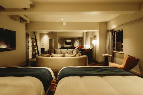 Suite con terraza de 109 m² con salida tardía a las 11:00 - No fumadores del hotel The Knot Tokyo Shinjuku. Foto 2