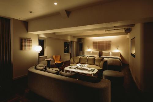 Suite con terraza de 109 m² con salida tardía a las 11:00 - No fumadores del hotel The Knot Tokyo Shinjuku. Foto 3