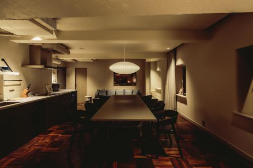 Suite con terraza de 109 m² con salida tardía a las 11:00 - No fumadores del hotel The Knot Tokyo Shinjuku. Foto 4