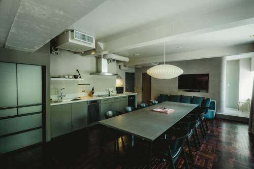 Suite con terraza de 109 m² con salida tardía a las 11:00 - No fumadores del hotel The Knot Tokyo Shinjuku. Foto 6