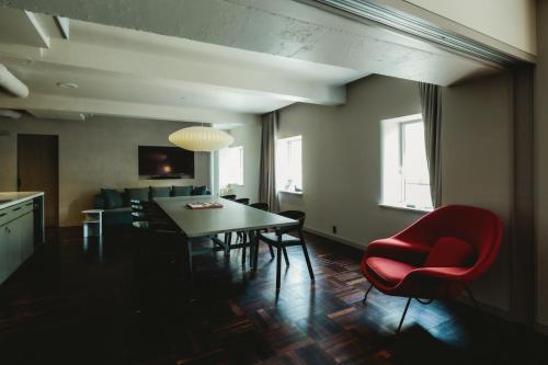 Suite con terraza de 109 m² con salida tardía a las 11:00 - No fumadores del hotel The Knot Tokyo Shinjuku. Foto 8