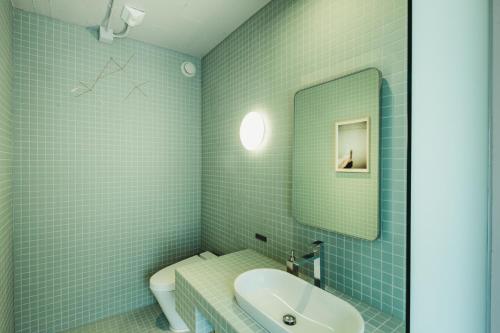 Suite con terraza de 109 m² con salida tardía a las 11:00 - No fumadores del hotel The Knot Tokyo Shinjuku. Foto 9