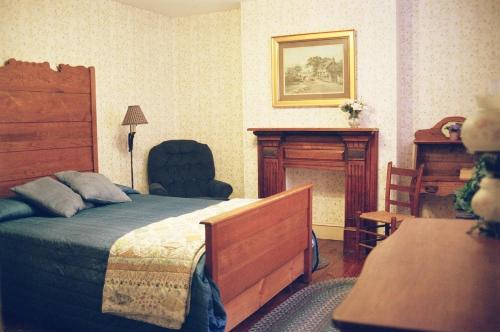 Habitación con cama grande del hotel Winter Clove Family Inn