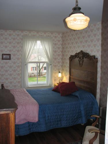 Habitación con cama grande del hotel Winter Clove Family Inn. Foto 1