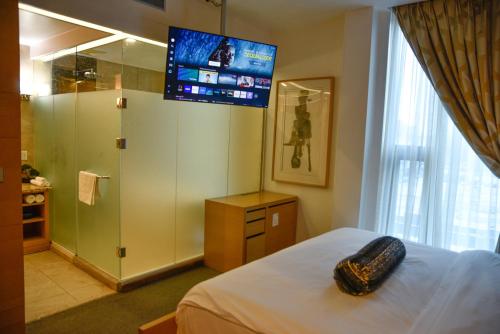 Habitación con cama extragrande y bañera de hidromasaje del hotel The One Boutique. Foto 2