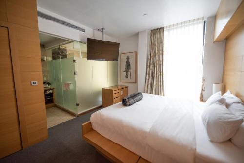 Habitación con cama extragrande y bañera de hidromasaje del hotel The One Boutique. Foto 6