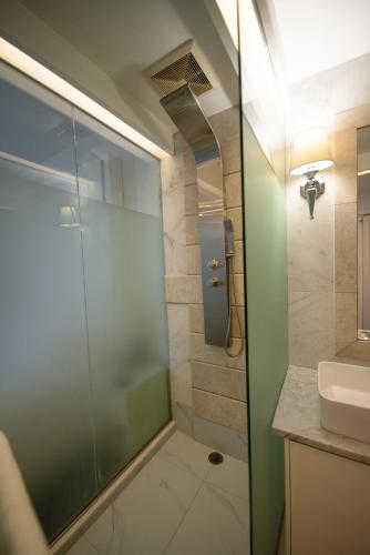 Habitación doble deluxe con cama grande y balcón del hotel The One Boutique. Foto 11