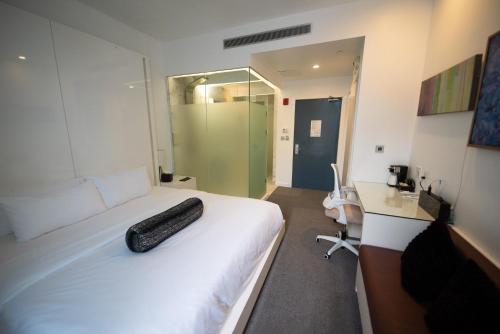 Habitación doble deluxe con cama grande y balcón del hotel The One Boutique. Foto 13