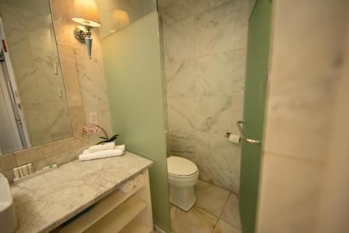 Habitación doble deluxe con cama grande y balcón del hotel The One Boutique. Foto 10