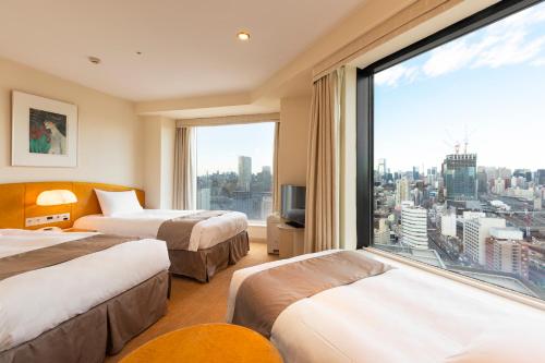 Habitación Doble Esquinera con cama supletoria - 2 camas - Plantas 18 - 26 de la Torre principal - No fumadores del hotel Shinagawa Prince
