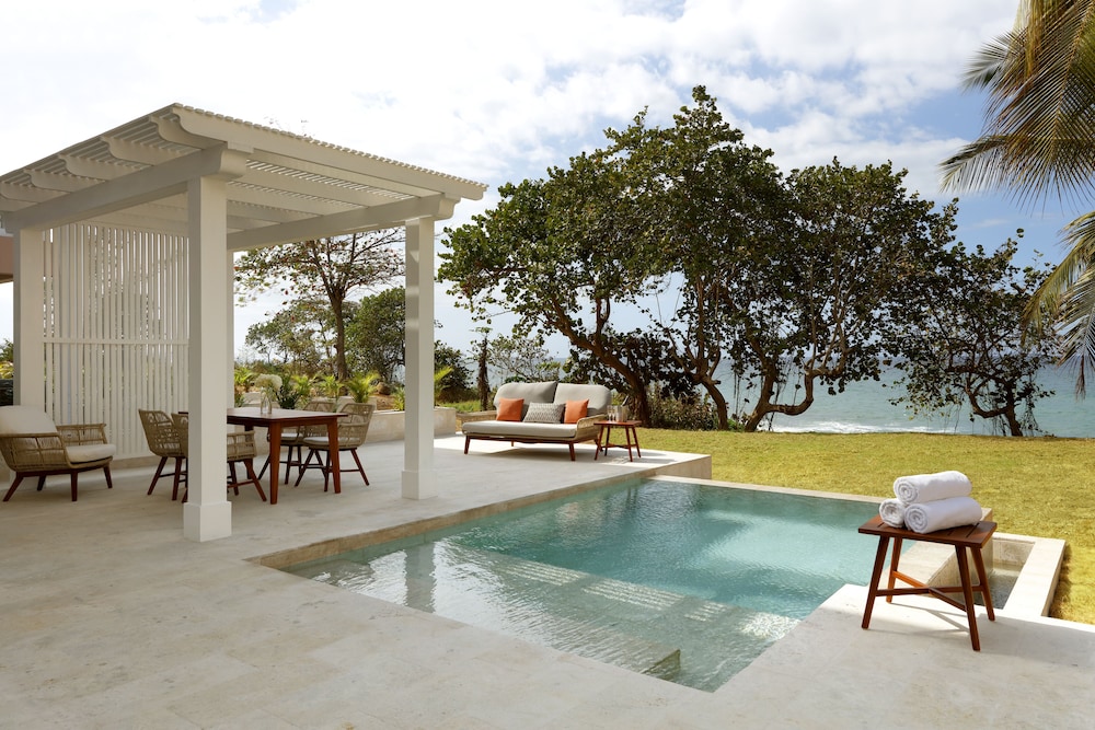 Superior Suite Private Pool Oceanfront View del hotel Grand Palladium Jamaica Resort and Spa All Inclusive