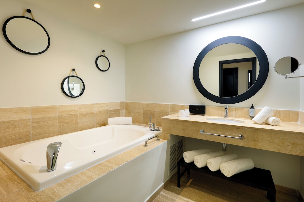 Suite junior, frente al mar del hotel Grand Palladium Jamaica Resort and Spa All Inclusive. Foto 4