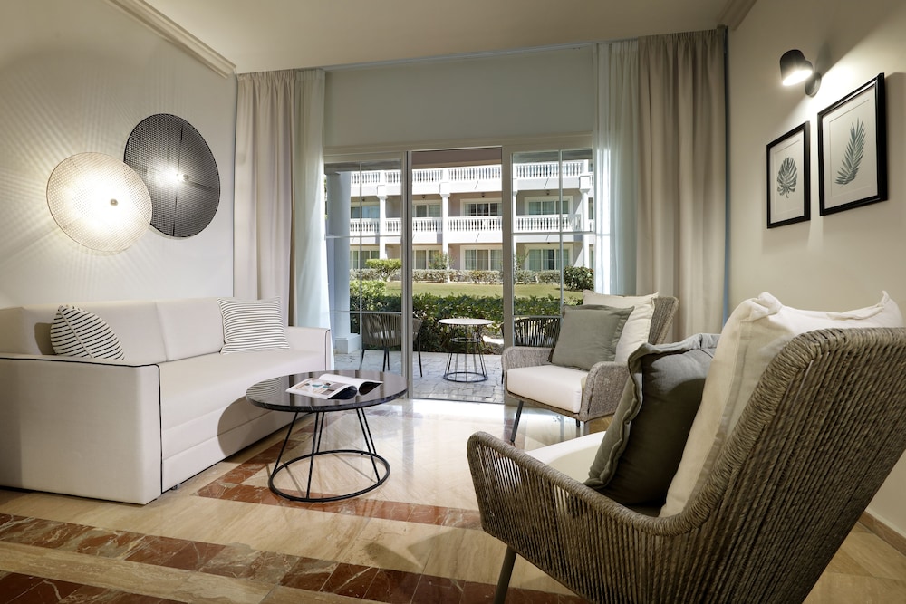 Suite junior, vistas al mar, junto a la piscina del hotel Grand Palladium Jamaica Resort and Spa All Inclusive. Foto 1